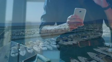 Şehir manzarası üzerinde akıllı telefon kullanan bir adamın animasyonu. küresel iş, iletişim ve finans kavramı dijital olarak oluşturulmuş video.