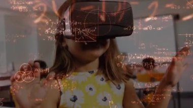 İlkokulda VR kulaklık takan beyaz bir kıza karşı yüzen matematiksel denklemler. Okula ve eğitim konseptine dönüş