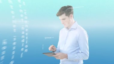 Tablet kullanılarak işadamının veri işleme animasyonu. küresel iş, başarı, bağlantılar ve dijital arayüz konsepti dijital olarak oluşturulmuş video.