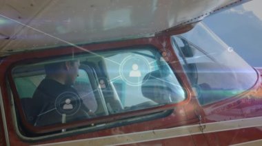Uçaktaki pilot üzerinden ikonlarla bağlantı ağının animasyonu. küresel seyahat ve bağlantılar konsepti dijital olarak oluşturulmuş video.