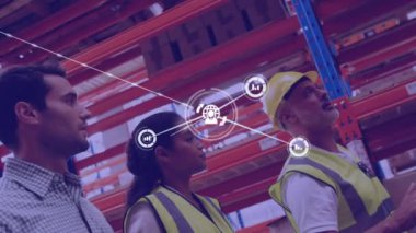 Depoda çalışan kadın ve erkeklerin üzerindeki ikonlarla olan bağlantıların animasyonu. küresel gönderim, dağıtım, iş, veri işleme ve teknoloji konsepti dijital olarak oluşturulmuş video.