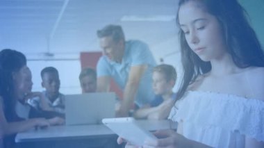 İlkokulda dijital tablet kullanan beyaz bir kıza karşı yüzen matematiksel denklemler. Okula ve eğitim konseptine dönüş