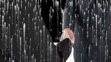 İki işadamının orta bölümünün üzerine düşen ışık izleri siyah arkaplana karşı el sıkışıyor. küresel ağ teknolojisi ve iş ortaklığı kavramı