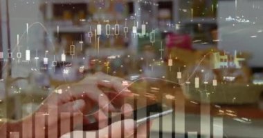 Akıllı telefon kullanan bir iş kadını hakkında istatistik ve veri işleme animasyonu. küresel iş, veri işleme ve teknoloji konsepti dijital olarak oluşturulmuş video.