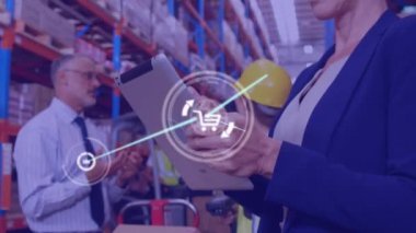Depoda çalışan tabletli kadın üzerindeki ikonlarla olan bağlantıların animasyonu. küresel gönderim, dağıtım, iş, veri işleme ve teknoloji konsepti dijital olarak oluşturulmuş video.