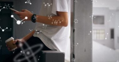 Moleküler yapı, elinde kahve fincanı tutan ve akıllı telefon kullanan bir adamın orta kısmına karşı yüzüyor. tıbbi araştırma ve bilim teknolojisi kavramı