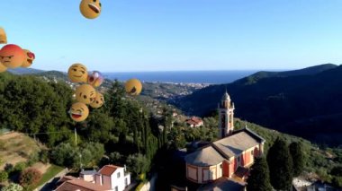 Şehir manzarasının havadan görüntüsüne karşı yüzen çoklu yüz emojilerinin dijital bileşimi. Sosyal medya ağı ve teknoloji kavramı