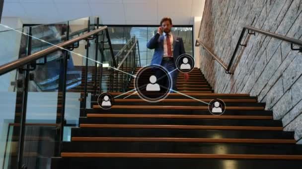 코카서스 사업가에 프로필 아이콘 네트워크 사무실 계단을 오르다 글로벌 비즈니스 — 비디오