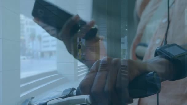 スマートフォンを街中で使う人間のアニメーション グローバルビジネスコミュニケーション財務の概念デジタルで生成されたビデオ — ストック動画