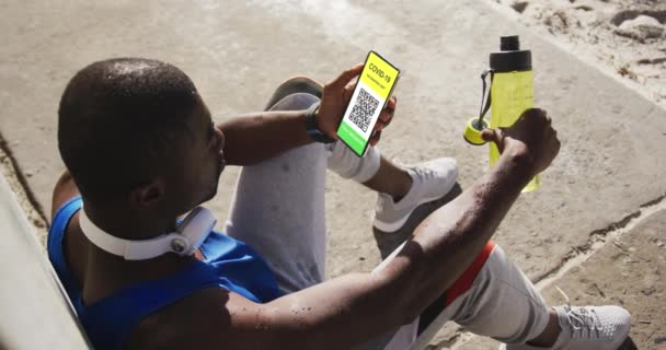Muž Ulici Držící Smartphone Kovid Vakcinační Certifikát Kód Obrazovce Zdravotní — Stock video