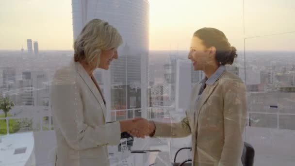 Animation Businesswomen Handshake Cityscape Έννοια Της Παγκόσμιας Επιχειρηματικής Δραστηριότητας Της — Αρχείο Βίντεο