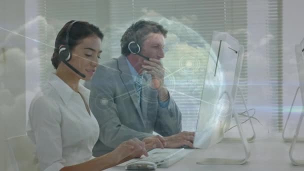Animacja Sieci Połączeń Globus Nad Biznesmenami Pomocą Słuchawek Telefonicznych Globalny — Wideo stockowe