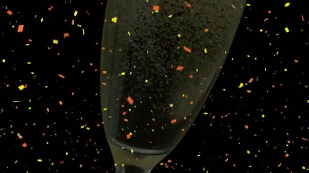 Анімація Конфетті Над Шампанським Склянці Чорному Тлі Новорічна Вечірка Концепція — стокове відео
