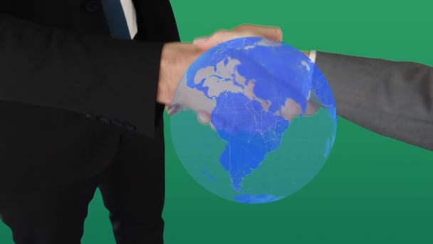 Globo Meio Seção Dois Empresários Apertando Mãos Contra Fundo Verde — Vídeo de Stock