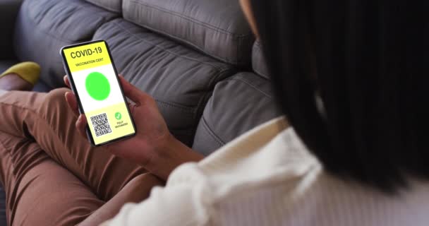 Vrouw Thuis Met Smartphone Met Covid Vaccinatie Certificaat Code Het — Stockvideo