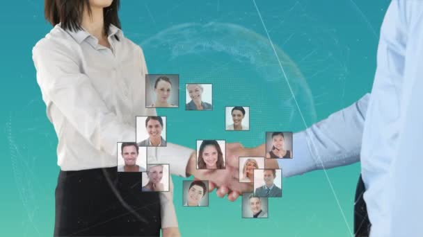 Animacja Portretów Różnych Osób Nad Biznesowym Uściskiem Dłoni Globalny Biznes — Wideo stockowe