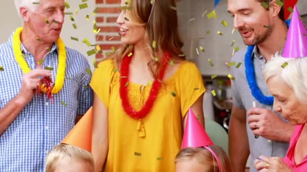 Animación Confeti Cayendo Sobre Familia Feliz Fiesta Cumpleaños Fiesta Familia — Vídeo de stock