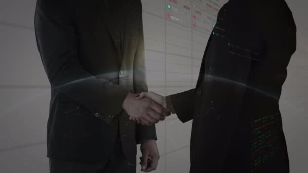 ビジネスマンの握手の上にデータ処理と地球のアニメーション 世界的なビジネス データ処理の概念デジタルで生成されたビデオ — ストック動画