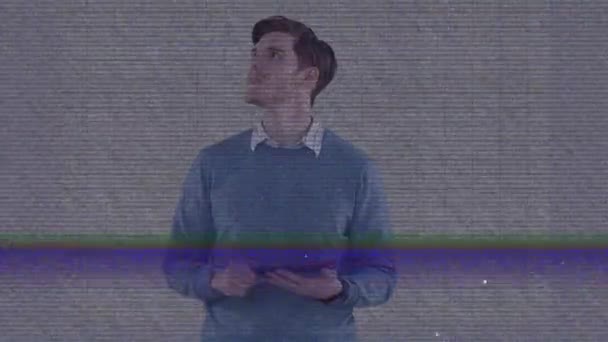 Анімація Ліній Спотворення Втручання Над Плутаною Людиною Використовує Планшет Онлайн — стокове відео