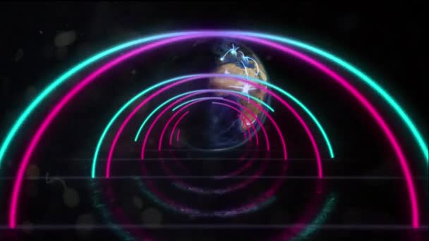 Animacja Świecącego Neonowego Tunelu Nad Globem Globalne Połączenia Koncepcja Przestrzeni — Wideo stockowe