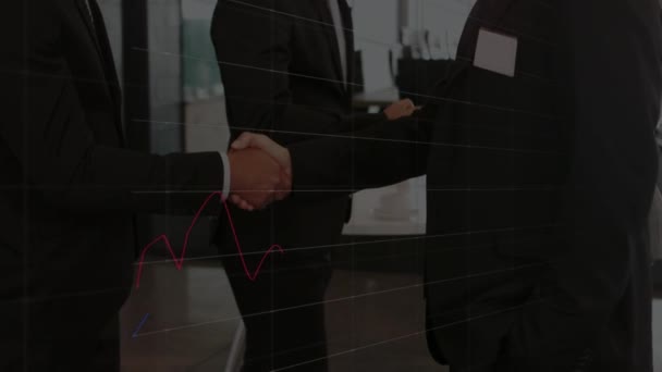 オフィスで握手2人のビジネスマンに対する統計データ処理 ビジネスパートナーシップと技術コンセプト — ストック動画