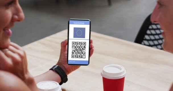 Человек Кафе Показывает Смартфон Сертификатом Вакцинации Флагом Кодом Экране Здравоохранение — стоковое видео