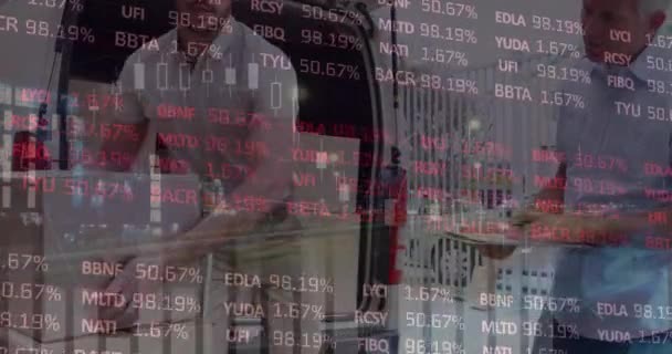 Informatieverwerking Aandelenmarkt Tegen Kaukasische Bezorger Die Dozen Stapelt Zijn Bestelwagen — Stockvideo