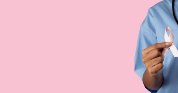 女性医師の上に乳がんテキストとピンクリボンアンカーロゴのアニメーション 乳がん認知キャンペーンのコンセプトデジタル生成ビデオ — ストック動画