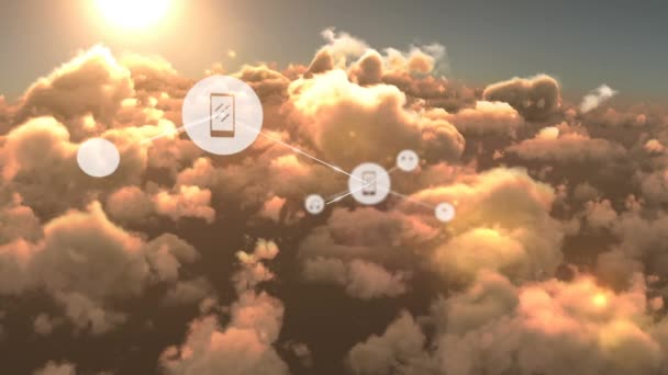 Animacja Sieci Połączeń Ikonami Nad Chmurami Niebem Globalne Połączenia Internetowe — Wideo stockowe