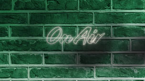 空气文字上的霓虹灯衬托着绿色的砖墙背景 无线电霓虹灯标志横幅概念 — 图库视频影像