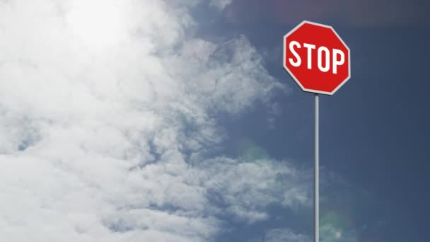 Letrero Con Texto Parada Contra Nubes Cielo Azul Concepto Advertencia — Vídeos de Stock