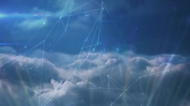 青い空の雲に対する接続のネットワークのデジタルアニメーション 世界的なネットワーキングとテクノロジーの概念 — ストック動画