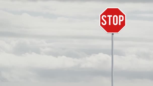 Wegweiser Mit Stopptext Gegen Wolken Blauen Himmel Warn Und Vorsichtskonzept — Stockvideo