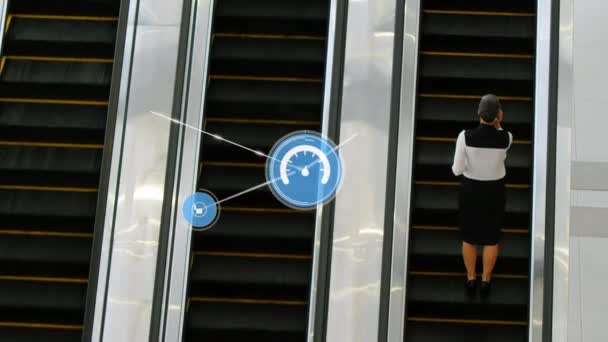 Netzwerk Digitaler Ikonen Gegen Geschäftsfrau Die Auf Der Rolltreppe Büro — Stockvideo