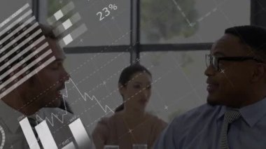 İstatistiksel veri işleme, ofiste tokalaşan iki farklı iş adamı aleyhinde. iş ortaklığı ve teknoloji kavramı