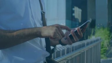 Şehir manzarası üzerinde akıllı telefon kullanan bir adamın animasyonu. küresel iş, iletişim ve finans kavramı dijital olarak oluşturulmuş video.