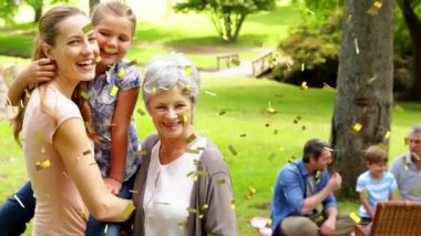 Doğum günü partisinde mutlu bir ailenin üzerine konfetilerin düşüşünün animasyonu. parti, aile ve kutlama konsepti dijital olarak oluşturulmuş video.