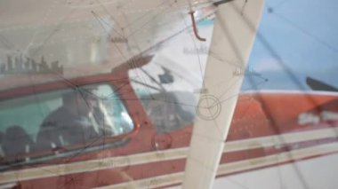 Uçaktaki pilot üzerinden bağlantı ağının animasyonu. küresel seyahat ve bağlantılar konsepti dijital olarak oluşturulmuş video.