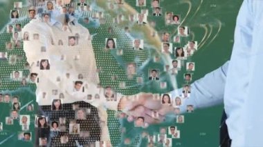 İş tokalaşması sırasında çeşitli insanların portrelerinin animasyonu. küresel iş, başarı, bağlantılar ve dijital arayüz konsepti dijital olarak oluşturulmuş video.