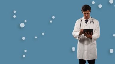 Beyaz lekeler beyaz arka planda dijital tablet kullanan beyaz erkek doktor üzerinde yüzüyor. tıbbi araştırma ve bilim teknolojisi kavramı