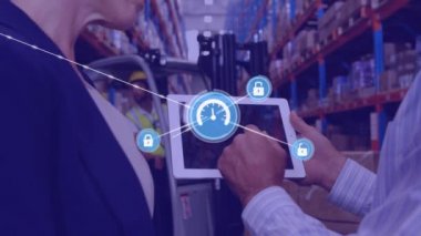 Depoda çalışan kadın ve erkek üzerindeki ikonlarla olan bağlantıların animasyonu. küresel gönderim, dağıtım, iş, veri işleme ve teknoloji konsepti dijital olarak oluşturulmuş video.