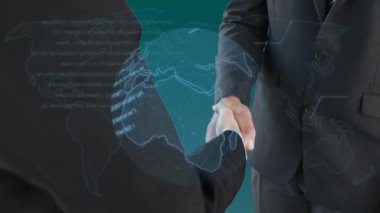 İş adamı tokalaşması üzerine dünya ve veri işleme animasyonu. küresel iş, başarı, bağlantılar ve dijital arayüz konsepti dijital olarak oluşturulmuş video.