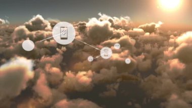 Bulutların ve gökyüzünün üzerindeki simgelerle bağlantılı ağların animasyonu. küresel çevrimiçi bağlantılar, veri işleme ve dijital arayüz kavramı dijital olarak oluşturulmuş video.
