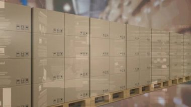 Taşıyıcı banttaki karton kutuların üzerinde istatistik ve veri işleme animasyonu.