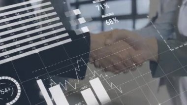 İş adamlarının el sıkışması üzerine istatistik ve veri işleme animasyonu. küresel iş, başarı, bağlantılar ve dijital arayüz konsepti dijital olarak oluşturulmuş video.