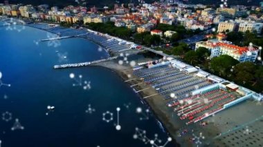 Şehir yüzeyindeki moleküllerin animasyonu. küresel bağlantılar, dijital arayüz ve teknoloji konsepti dijital olarak oluşturulmuş video.