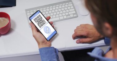 Masada elinde akıllı telefon, elinde komando aşısı sertifikası, ekranda tik ve qR kodu olan bir adam var. Dijital olarak üretilen 19 salgın konsepti sırasında sağlık, yaşam tarzı, seyahat ve teknoloji.