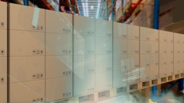 Depo karşısındaki taşıma bandındaki posta kutularına karşı veri işleme ile dijital arayüz. lojistik ve ulaşım sektörü kavramı