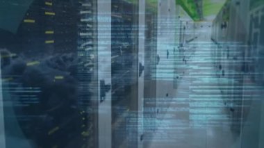 Yuvarlak tarayıcıda 5g metin ve boş sunucu odasında kara bulutlara karşı veri işleme. küresel ağ oluşturma ve bulut veri depolama teknolojisi kavramı