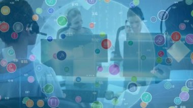 Telefon kulaklığı kullanan iş adamlarının simgeleriyle bağlantı ağının animasyonu. küresel iş, bağlantılar, dijital arayüz ve teknoloji konsepti dijital olarak oluşturulmuş video.